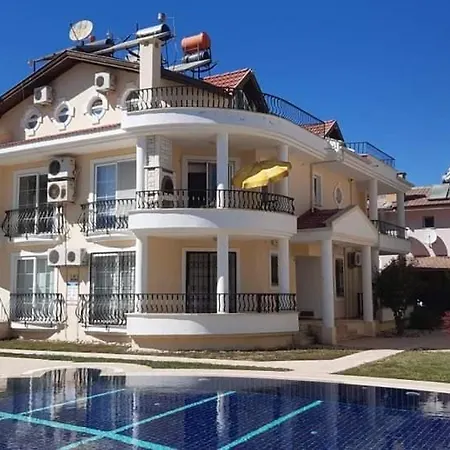 Spacious 3-Bed Apartment In Calis Beach Lejlighed *